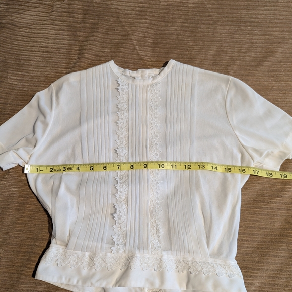Elegant Vintage White Lace Trimmed Women's Top - Picture 8 of 9